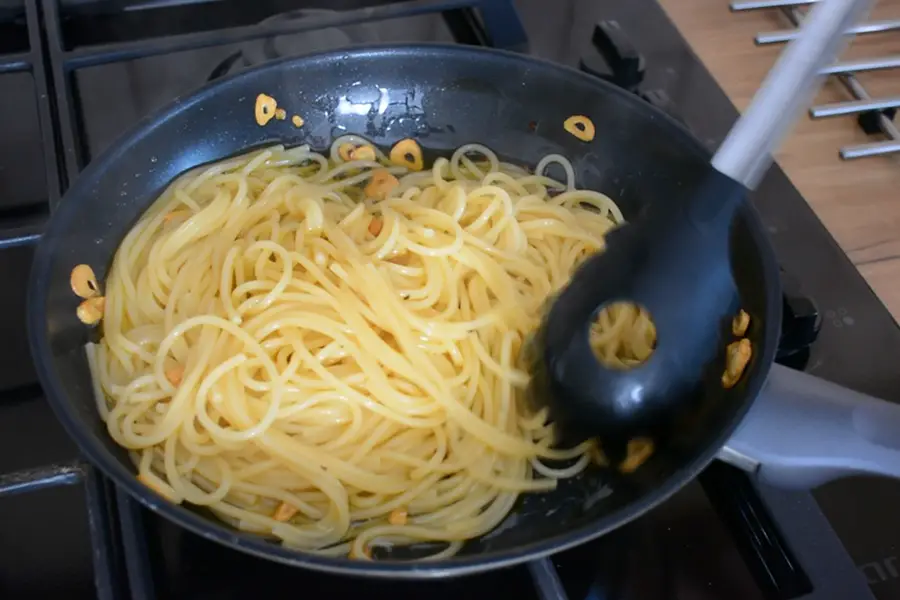 spaghete in tigaie cu ulei de masline si usturoi
