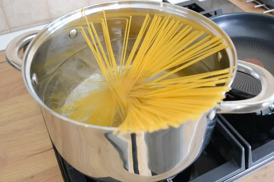 spaghete la fiert in apa cu sare