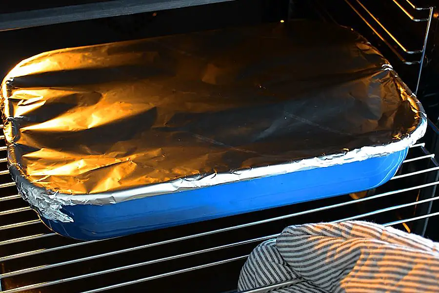 tavă în cuptor acoperită cu folie de aluminiu