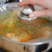 mancare de mazare cu carne de pui_gatire sub capac