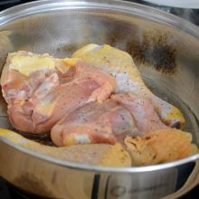 carne pe pui prajita in tigaie