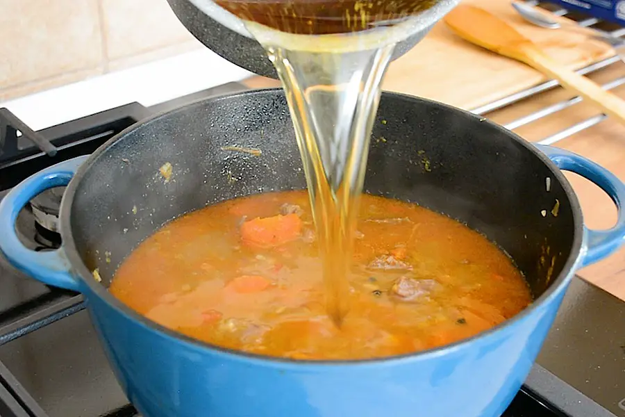 supa de vită turnată pentru mâncarea de paste cu carne 