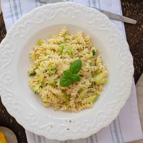 paste cu dovlecei, smantana si parmezan