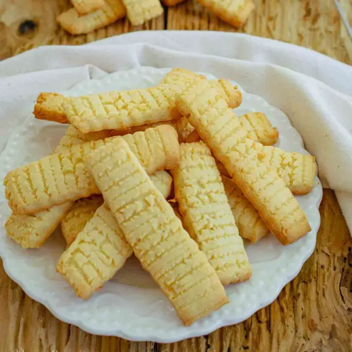 biscuiti spritati cu unt