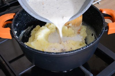lapte turnat peste cartofi fierti