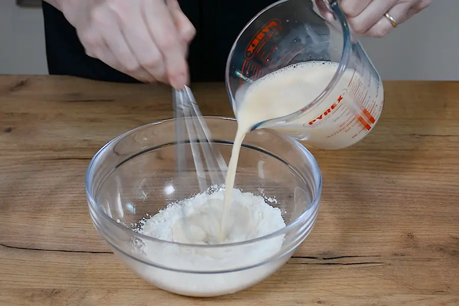 lapte turnat peste faina pentru reteta de clatite austriece Kaiserschmarren