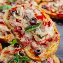 Pizza rapidă pe felii de pâine - rețeta veche