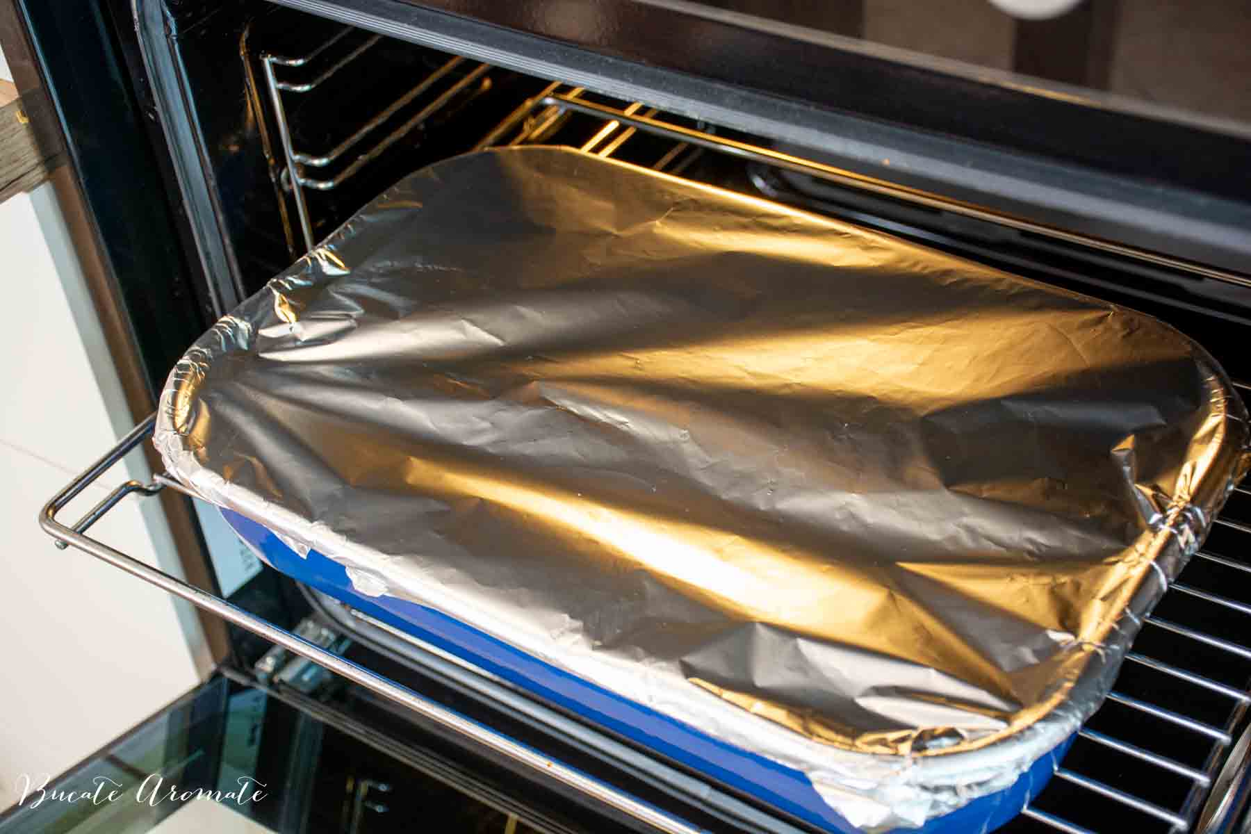tavă acoperită cu folie de aluminiu în cuptor