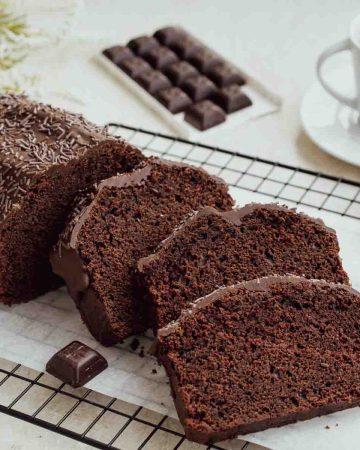 felii de chec umed cu ciocolata