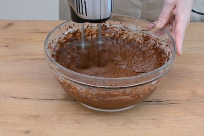 preparare aluat pentru chec umed de ciocolata