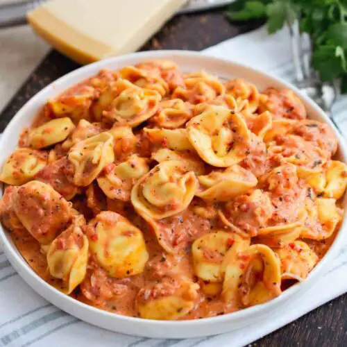 tortellini cu sos de roșii