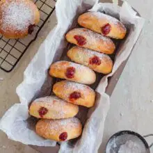 gogoși umplute cu gem de căpșuni