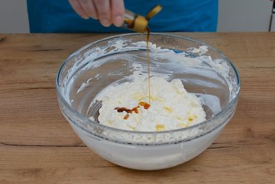 extract de vanilie turnat in castron cu crema de branza
