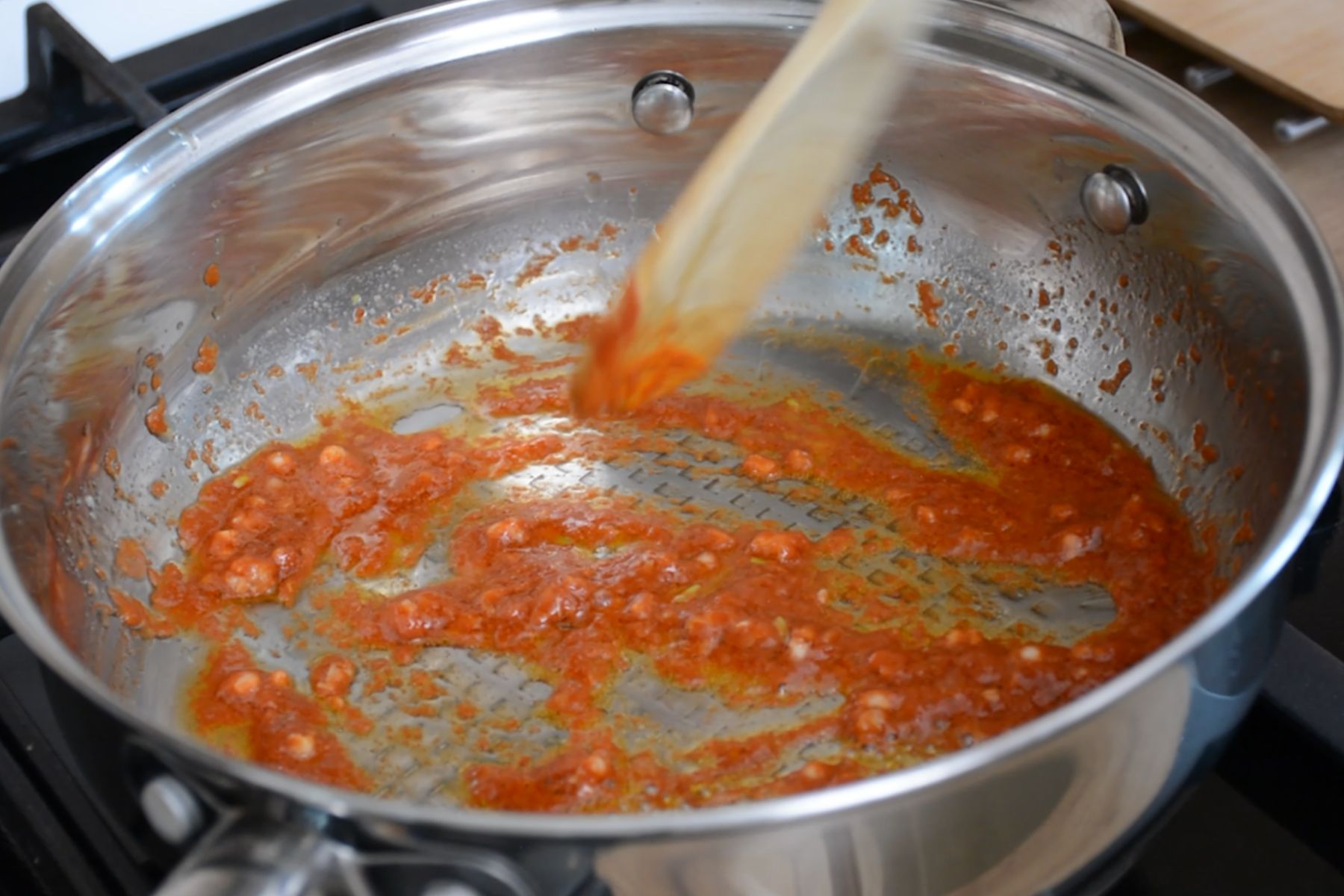 usturoi calit in tigaia cu pasta de tomata