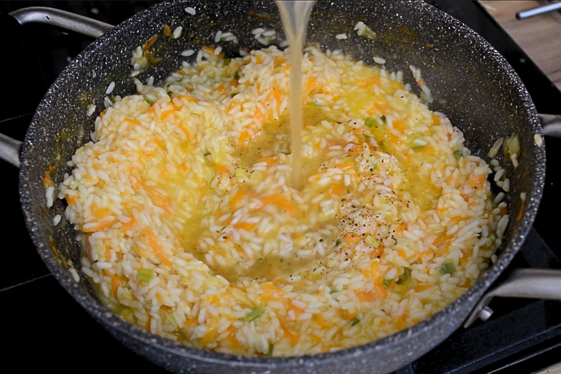 supa fierbinte turnata peste orezz cu legume