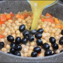 supa turnata in cratita cu mancare de naut cu bulgur si masline