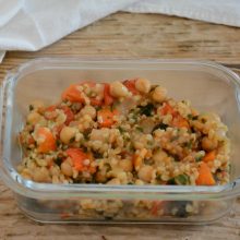 mancare de naut cu bulgur si masline in caserola pentru pachet