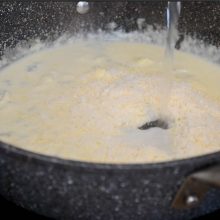 apa de la fierberea pastelor turnata in tigaie peste sosul de patru branzeturi