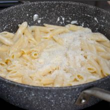paste fierte in tigaie presarate cu parmezan ras