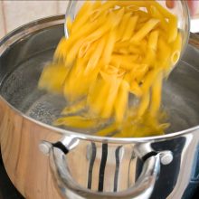 paste penne puse la fiert in oala de inox cu apa