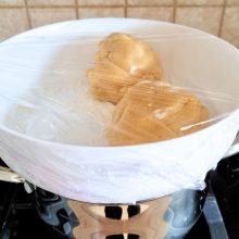 pastrare bile de aluat in castron, la cald, deasupra unei oale cu apa calda