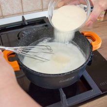 gris turnat in oala cu lapte fierbinet
