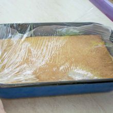 tava cu prajitura acoperita cu foile alimenatra