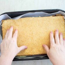 Foaie de aluat asezata in tava pentru prajitura Albinita