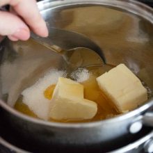 Cuburi de unt, miere si zahar la topit la bain marie