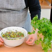 castron cu salata acoperit cu folie alimentara