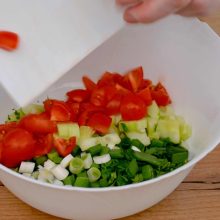 legume taiate cuburi puse in castronul cu salata