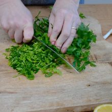 patrunjel proaspat tocat marunt cu cutitul pe fundul de lemn