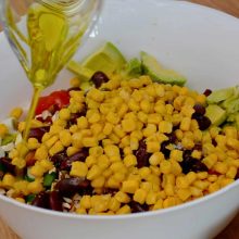 ulei de masline turnat in castronul cu salata