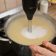 supă albă în oală, pasată cu un blender de mână