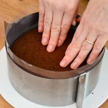 blat de tort cu cacao asezat in forma metalica