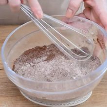 amestecare ingrediente uscate faina si cacao