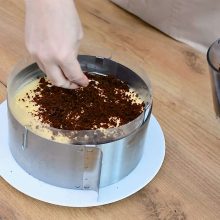 tort cu crema de vanilie decorat cu pesmet cu cacao