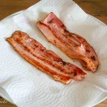 două fâșii de bacon pe șervet de hârtie