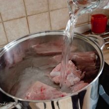 apa turnata in oala peste carne de curcan