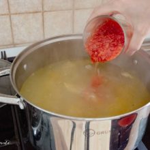 suc de rosii turnat in oala cu ciorba de curcan