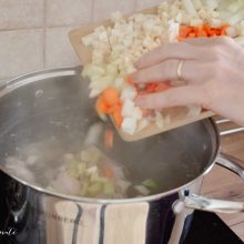 cuburi de legume adaugate in oala cu ciorba