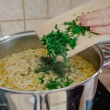 leustean tocat adaugat in oala cu ciorba de curcan