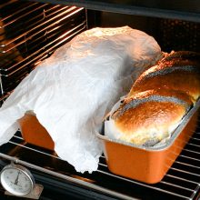 doi cozonaci rumeniti in cuptor