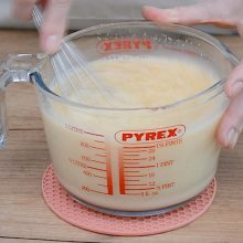 ingrediente lichide amestecate cu telul in vas transparent