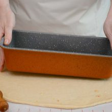 foaie de aluat de cozonac intinsa cu sucitorul