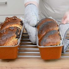 doi cozonaci in tavi pe gratar