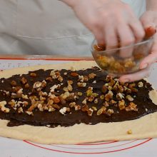 aluat de cozonac uns cu crema de cacao si presarat cu stafide si miez de nuca