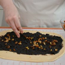 aluat de cozonac uns cu crema de mac si presarat cu stafide