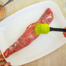 muschiulet de porc pe platou alb uns cu ulei