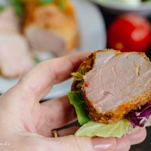 felie de muschiulet de porc pe paine cu salata